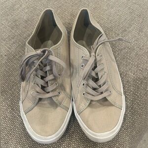 Old Navy sneaker Size 8 1/2 good condition